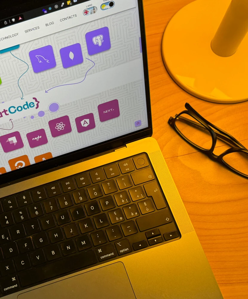 Sviluppatore che presenta codice su uno schermo, illustrando concetti di programmazione in un ambiente collaborativo.