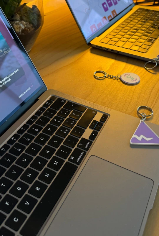 Persona che naviga in un'applicazione web su un laptop, esplorando le soluzioni digitali offerte.
